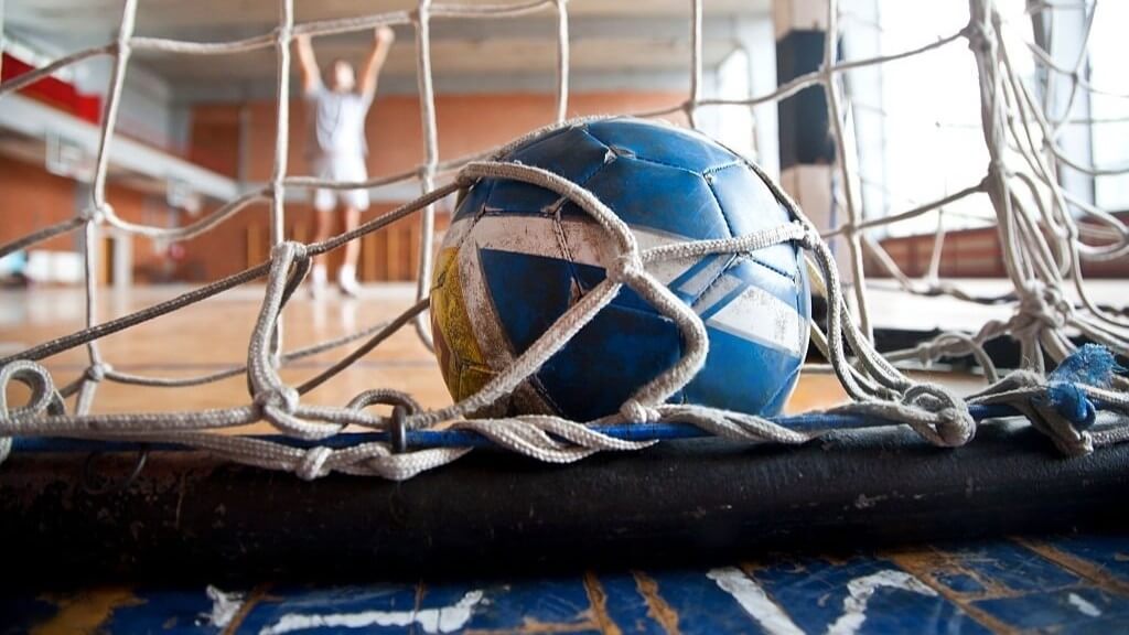 Un balón de fútbol sala golpeando la red